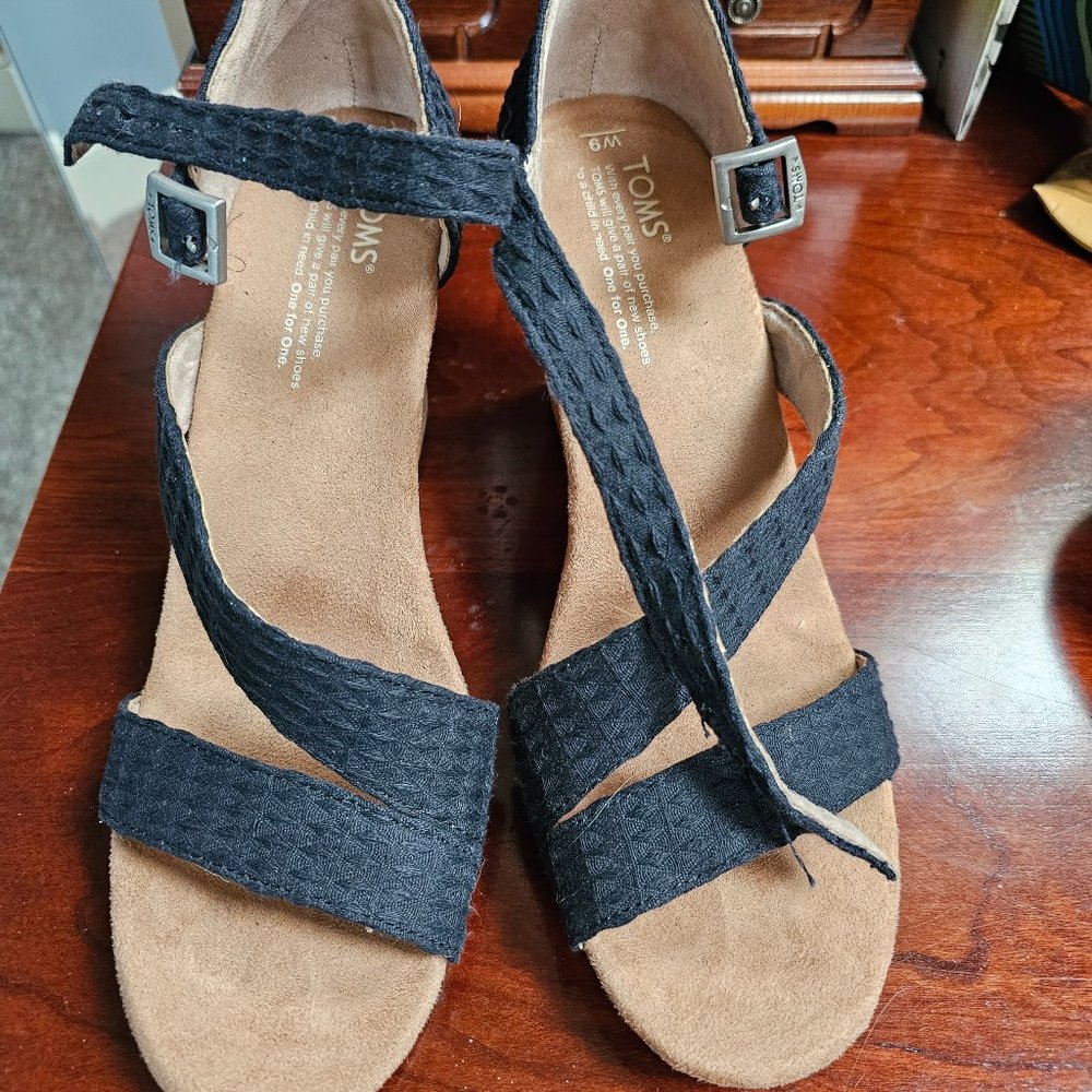 Tom's wedge sandals